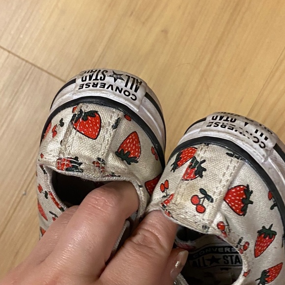Girls Kids Sz 13 Converse Chuck Taylor All Star Low Strawberry Print Sneakers - Picture 8 of 10